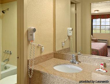 Super 8 By Wyndham Tallulah La Chambre photo